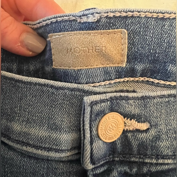 MOTHER Weekender Fray Jeans - 32 - Picture 4 of 11